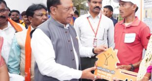 सिलगेर के माड़वी कोसा ने अपने हाथों से बनाया अपना घर, मुख्यमंत्री ने सौंपी खुशियों की चाबी….