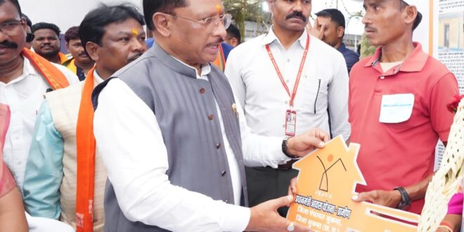 सिलगेर के माड़वी कोसा ने अपने हाथों से बनाया अपना घर, मुख्यमंत्री ने सौंपी खुशियों की चाबी….