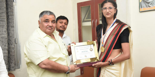 छत्तीसगढ़ की बेटी शिवानी सोनी ने रचा इतिहास, अंतर्राष्ट्रीय गोल्फ खिलाड़ी ‘इंटरनेशनल बुक ऑफ रिकॉर्ड्स’ से सम्मानित, मंत्री राजेश अग्रवाल ने की मुलाकात कर दी बधाई…