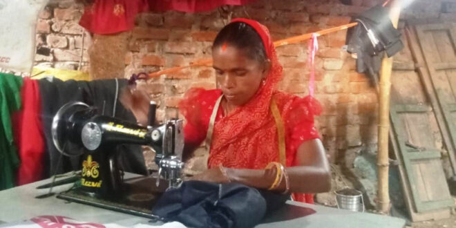 बिहान से बदली सविता की जिंदगी: मजदूरी से सिलाई सेंटर तक का सफर, स्व-सहायता समूह से जुड़कर बनीं आत्मनिर्भर, प्रतिमाह कमा रही 10 हजार से 40 हजार रूपए तक….