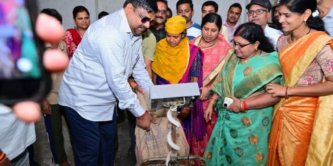 मंत्री गजेन्द्र यादव ने उचित मूल्य दुकान का किया औचक निरीक्षण, स्वयं चावल मापकर मशीन की सटीकता जॉचा…..