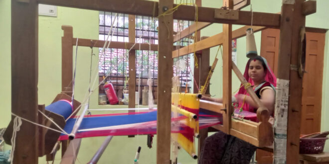 हाथ करघे से कमाई तक- ग्राम नारी की महिलाओं की सफलता का राज….