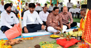 कृषि मंत्री नेताम ने मिट्टी एवं बीजों की पूजा की और ट्रैक्टर चलाकर बीजों की बुआई की…..