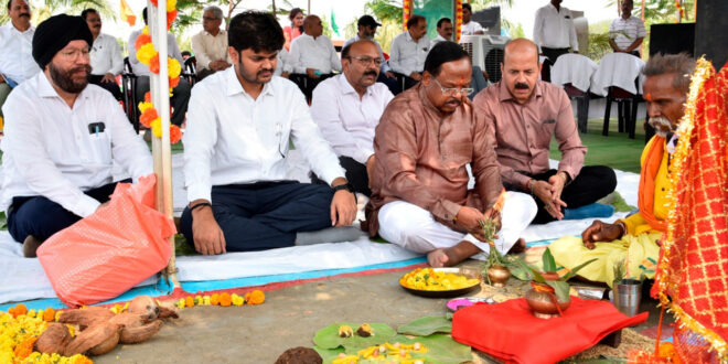 कृषि मंत्री नेताम ने मिट्टी एवं बीजों की पूजा की और ट्रैक्टर चलाकर बीजों की बुआई की…..