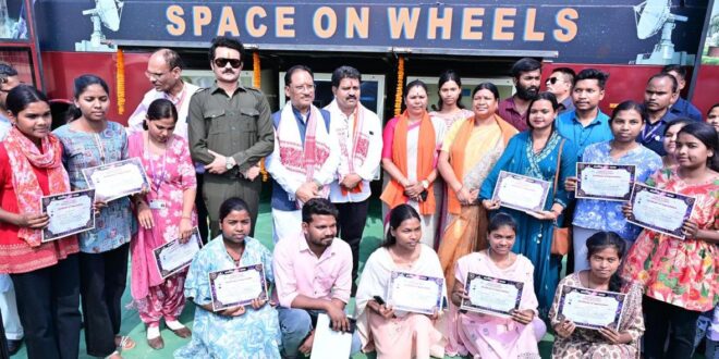 ‘स्पेस ऑन व्हील्स’ बना जशपुर के बच्चों के लिए अंतरिक्ष ज्ञान का चलता-फिरता विद्यालय….
