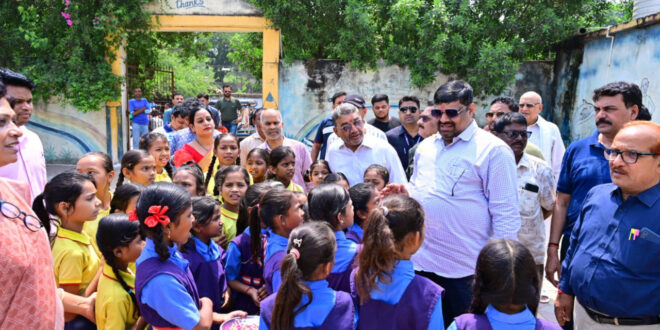 शिक्षा मंत्री गजेन्द्र यादव ने दुर्ग के प्राथमिक विद्यालय का किया निरीक्षण: बच्चों को पढ़ाई के लिए किया प्रोत्साहित किया….