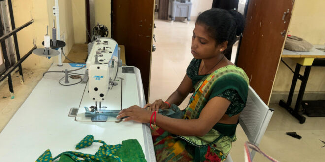 नक्सलवाद का अंधेरा छोड़ शर्मिला ने थामी स्वावलंबन की सुई, दंतेवाड़ा में लिख रही हैं बदलाव की इबारत….