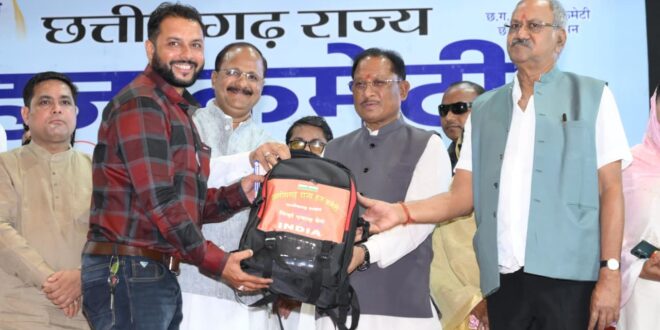 मुख्यमंत्री विष्णु देव साय ने हज यात्रियों को वितरित किया फर्स्ट एड किट: सफल हज यात्रा के लिए शुभकामना देकर यात्रियों का किया स्वागत…..