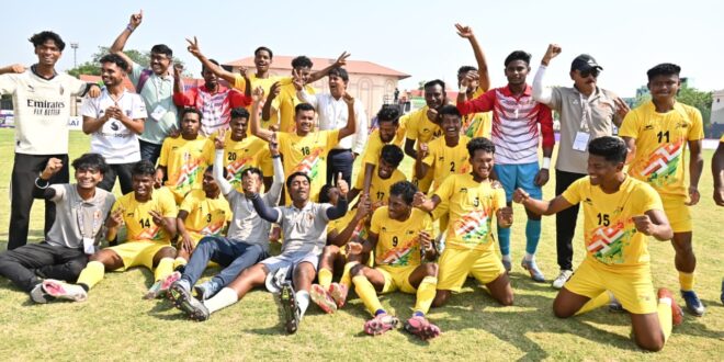 फुटबॉल में छत्तीसगढ़ को रजत पदक : फाइनल में कड़े मुकाबले में पश्चिम बंगाल से 0-1 से मिली हार….