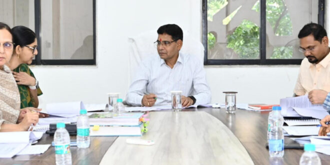 राजस्व कार्यों में ढिलाई पर सख्त: लंबित प्रकरणों के निपटारे और राजस्व वसूली में तेजी लाने मंत्री ने दिए निर्देश….