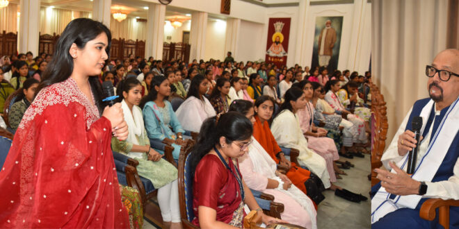 राज्यपाल रमेन डेका ने महाविद्यालय की छात्राओं से हुए रूबरू, सफलता के लिए दिया मार्गदर्शन…..
