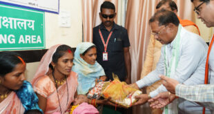 मुख्यमंत्री विष्णु देव साय ने धात्री महिलाओं को वितरित की बेबी किट, आयुष्मान आरोग्य मंदिर करही बाजार में महिलाओं से की आत्मीय चर्चा….