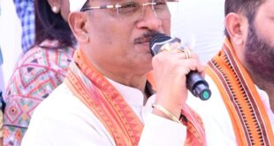 सरगुजा जिले के ग्राम सिलमा में अचानक उतरा मुख्यमंत्री विष्णु देव साय का हेलीकॉप्टर, खाट में बैठकर ग्रामीणों से किया संवाद: सुनी समस्याएं, समाधान के दिए निर्देश….