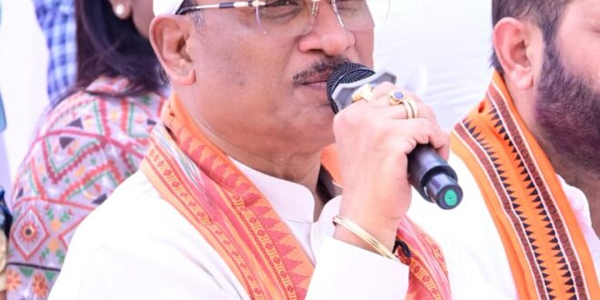 सरगुजा जिले के ग्राम सिलमा में अचानक उतरा मुख्यमंत्री विष्णु देव साय का हेलीकॉप्टर, खाट में बैठकर ग्रामीणों से किया संवाद: सुनी समस्याएं, समाधान के दिए निर्देश….