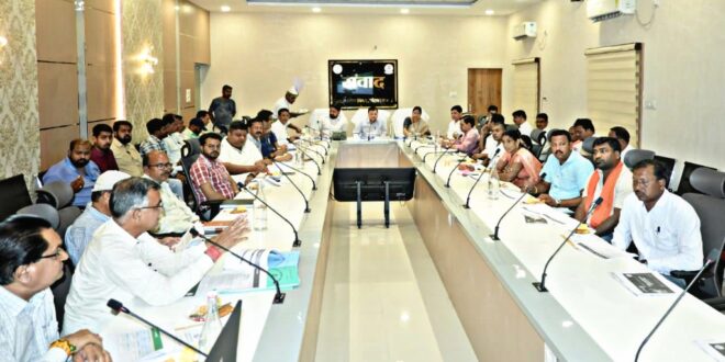 सॉलिड वेस्ट मेनेजमेंट में जनप्रतिनिधियों की भूमिका एवं दायित्व पर उन्हें दिया गया प्रजेन्टेशन, उद्योग मंत्री लखनलाल देवांगन की रही गरिमामयी उपस्थिति एवं महापौर रहे उपस्थित….
