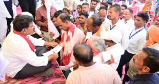 जमीन पर बैठकर उप मुख्यमंत्री विजय शर्मा ने सुनी लोगों की समस्याएं, मौके पर दिए समाधान के निर्देश…..