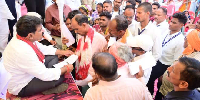 जमीन पर बैठकर उप मुख्यमंत्री विजय शर्मा ने सुनी लोगों की समस्याएं, मौके पर दिए समाधान के निर्देश…..