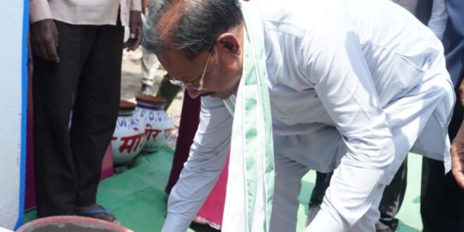 मुख्यमंत्री विष्णु देव साय ने प्रधानमंत्री आवास हितग्राही के गृह प्रवेश में की सहभागिता, मोर गांव मोर पानी अभियान के तहत सोखता पिट निर्माण में किया श्रमदान, जल संरक्षण का दिया संदेश…