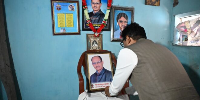 वित्त मंत्री ओपी चौधरी ने दी श्रद्धांजलि श्रवण प्रधान को, पुसौर तहसील के पड़ीगांव पहुंचकर शोक संतप्त परिवार से की मुलाकात, दिवंगत आत्मा की शांति के लिए की प्रार्थना….