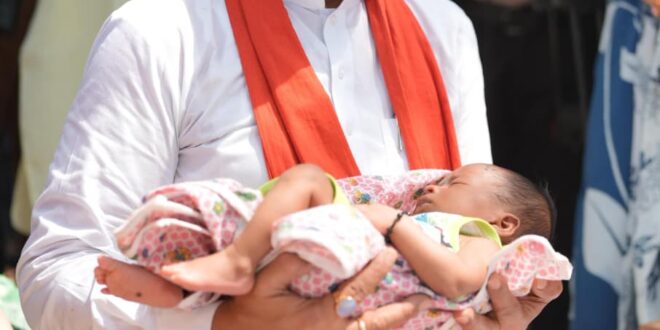 एक माह के नवजात का मुख्यमंत्री ने किया नामकरण, “रविशंकर” नाम से गूंजा गांव का आंगन….