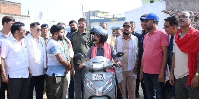 स्कूटी पर निकले उप मुख्यमंत्री अरुण साव, नगर भ्रमण कर विकास कार्यों का लिया जायजा….