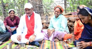 निर्माणाधीन पंचायत भवन के निरीक्षण के दौरान मुख्यमंत्री को श्रमिकों ने दिया भोजन का न्यौता : साथ बैठकर खाया बोरे बासी और आमा चटनी….