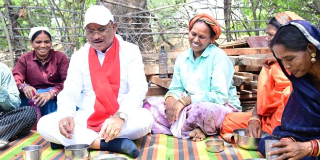 निर्माणाधीन पंचायत भवन के निरीक्षण के दौरान मुख्यमंत्री को श्रमिकों ने दिया भोजन का न्यौता : साथ बैठकर खाया बोरे बासी और आमा चटनी….