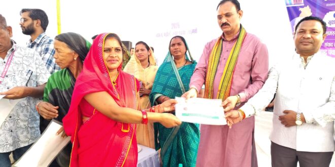 मझौली शिविर में सविता को मौके पर मिला आयुष्मान कार्ड, ग्रामीणों की समस्याओं का हुआ त्वरित निराकरणस्वास्थ्य मंत्री श्याम बिहारी जायसवाल ने अपने हाथों से सौंपा आयुष्मान कार्ड…..