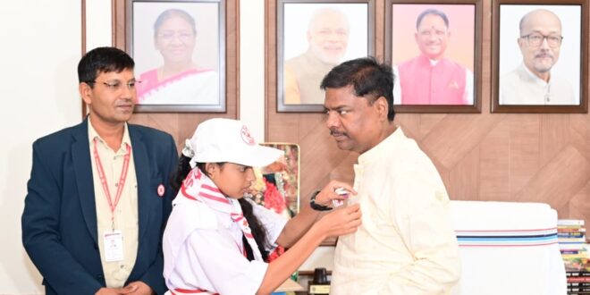 विश्व रेड क्रॉस दिवस पर बच्चों ने वन मंत्री केदार कश्यप का किया सम्मान….