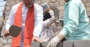निर्माण स्थल पर मुख्यमंत्री विष्णुदेव साय का श्रमदान : श्रमिक बहनों के साथ की ईंट जोड़ाई…..