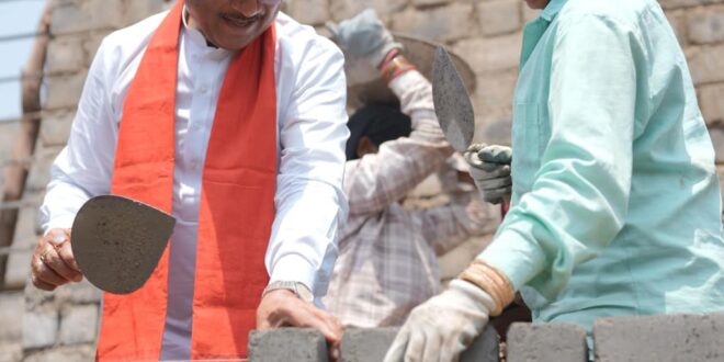 निर्माण स्थल पर मुख्यमंत्री विष्णुदेव साय का श्रमदान : श्रमिक बहनों के साथ की ईंट जोड़ाई…..
