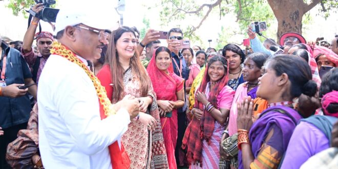 एक चौपाल ऐसा भी जहाँ खुशियों और तालियों की रही गूंज: लखपति दीदियों के हौसले की उड़ान देख गदगद हुए मुख्यमंत्री विष्णु देव साय , सबको और मेहनतकर अब करोड़पति बनने की राह पर चलने कहा…..