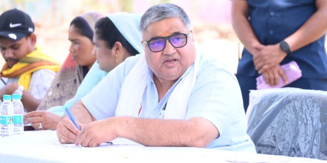 जनदर्शन में मंत्री राजेश अग्रवाल ने सुनी ग्रामीणों की समस्याएं, ग्राम हरिहरपुर में जनता से सीधा संवाद, त्वरित निराकरण के लिए अधिकारियों को दिए निर्देश….