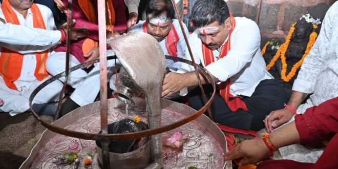 उप मुख्यमंत्री विजय शर्मा, वन मंत्री केदार कश्यप एवं सांसद संतोष पाण्डेय ने भोरमदेव मंदिर में की पूजा-अर्चना, भोरमदेव कॉरिडोर निर्माण कार्यों का किया अवलोकन, दिए आवश्यक दिशा-निर्देश….