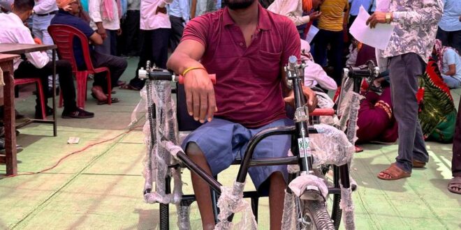 सुशासन तिहार : घुटनों के बल चलने की मजबूरी थमी, ट्राइसाइकिल से मिली जीवन लाल के सपनों को नई रफ़्तार….