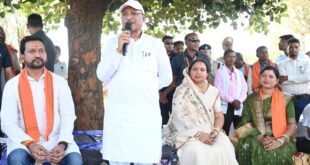 कटहल–गुलमोहर की छांव में सजी चौपाल, मुख्यमंत्री ने सरोधी में सुनी जनता की आवाज, खाट में बैठकर मुख्यमंत्री ने ग्रामीणों से किया सीधा संवाद, सुनी समस्याएं, समाधान के दिए निर्देश….
