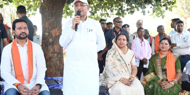 कटहल–गुलमोहर की छांव में सजी चौपाल, मुख्यमंत्री ने सरोधी में सुनी जनता की आवाज, खाट में बैठकर मुख्यमंत्री ने ग्रामीणों से किया सीधा संवाद, सुनी समस्याएं, समाधान के दिए निर्देश….