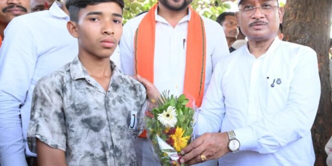 सुशासन तिहार : मुख्यमंत्री विष्णु देव साय ने मेधावी छात्र गिरवर पटेल को किया सम्मानित….