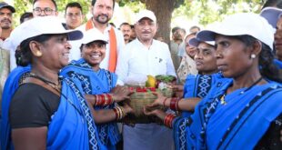 सुशासन तिहार: सरोधी में महिला स्व सहायता समूह ने मुख्यमंत्री को भेंट की स्थानीय उत्पादों की टोकरी….