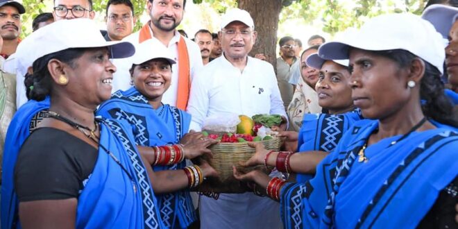 सुशासन तिहार: सरोधी में महिला स्व सहायता समूह ने मुख्यमंत्री को भेंट की स्थानीय उत्पादों की टोकरी….