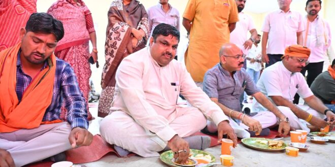 श्रमिक दिवस पर सेवा सदन में सामूहिक भोजन एवं संवाद कार्यक्रम आयोजित, मंत्री गजेन्द्र यादव ने बढ़ाया श्रमिकों का उत्साह…..