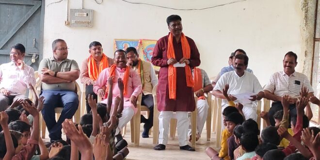 हीरानार छात्रावास पहुंचे मंत्री केदार कश्यप, विद्यार्थियों का बढ़ाया हौसला, अपनी संस्कृति से जुड़े रहने और बड़े लक्ष्य तय करने की दी सीख…..