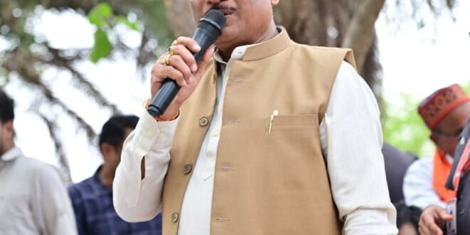 बरगद की छांव में सजी मुख्यमंत्री विष्णु देव साय की चौपाल : सक्ती जिले के ग्राम ठठारी में ग्रामीणों से किया सीधा संवाद…