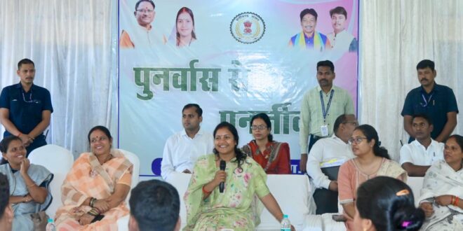 हिंसा से विकास की ओर : आत्मसमर्पित महिलाओं के बीच पहुंचीं मंत्री लक्ष्मी राजवाड़े, पुनर्वास नीति को बताया नई जिंदगी की राह….