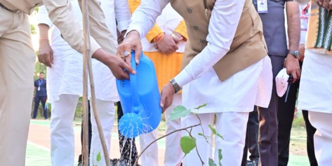 मुख्यमंत्री विष्णु देव साय ने ‘एक पेड़ मां के नाम’ अभियान के तहत किया पीपल का पौधारोपण, पर्यावरण संरक्षण का दिया संदेश, जनप्रतिनिधियों ने भी किया वृक्षारोपण…..