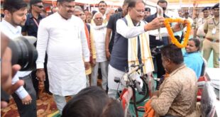 जब मुख्यमंत्री साय ने थामा हाथ, तो दिव्यांग हितग्राही की जिंदगी में लौटी उम्मीद की रौशनी, सुशासन तिहार के समाधान शिविर में मिली बैटरी चलित ट्रायसायकल, संघर्ष भरी जिंदगी को मिला नया सहारा…..