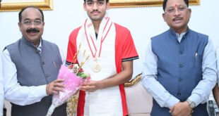 अंडर-18 एशिया कप विजेता हॉकी खिलाड़ी अवि मानिकपुरी ने मुख्यमंत्री विष्णुदेव साय से की सौजन्य भेंट…..