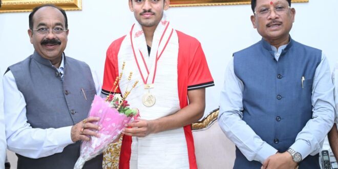 अंडर-18 एशिया कप विजेता हॉकी खिलाड़ी अवि मानिकपुरी ने मुख्यमंत्री विष्णुदेव साय से की सौजन्य भेंट…..