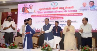 मुख्यमंत्री विष्णुदेव साय के हाथों मेधावी छात्रा को मिली 2 लाख रुपये की सहायता…..