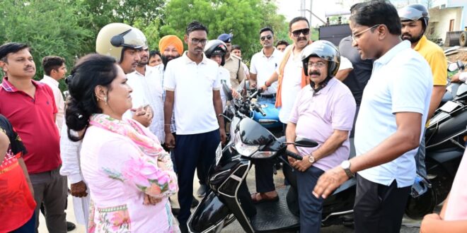 स्कूटी से शहर का निरीक्षण करने निकले उप मुख्यमंत्री अरुण साव…